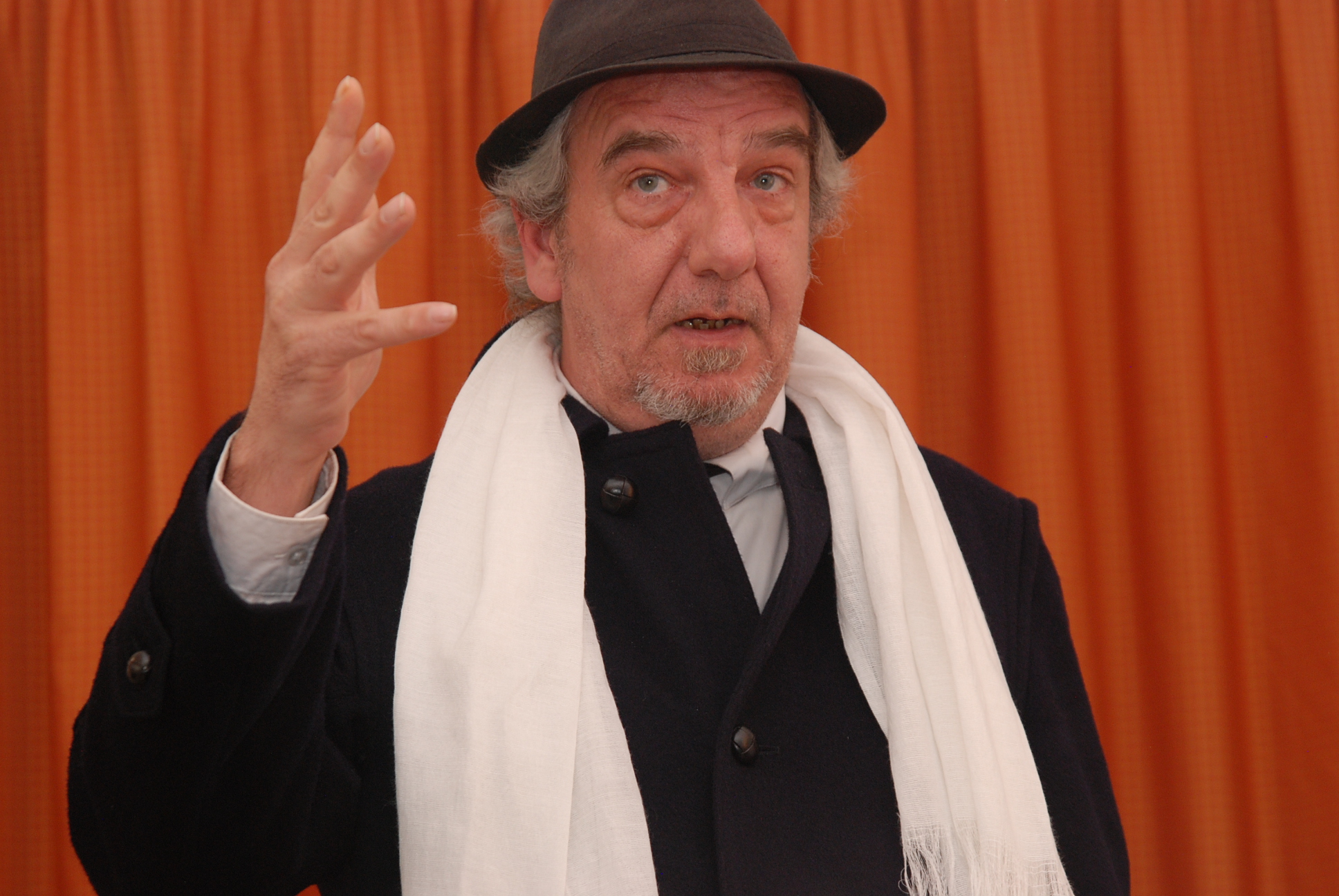 Un comédien seul sur scène